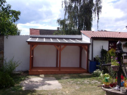 Pergola nad terasou byla vyrobena z BHS hranolů o průřezu 12 x 12 cm