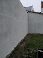 Zeď u které bude smontována terasa a postavena pergola bude majitelem opravena