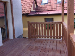 Mezi jednotlivými prkny terasy je nutné zachovat dilatační spáru