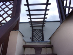 Nad vstupním schodištěm na terasu byla instalována malá pergola bez zastřešení