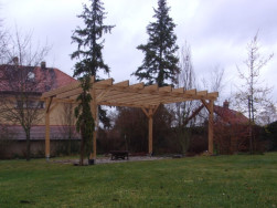 Dřevěná pergola do budoucna jako opora pro vinnou révu