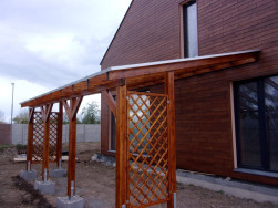 Pergola Linda 28 doplněna o několik ozdobných  mříží Zuzana