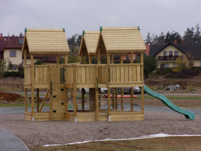 Stavba velkého dětského hřiště Hy-Land v obytné zóně