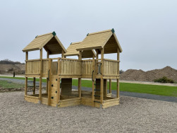 Dětské dřevěné hřiště Hy-Land P8 je bytelné stavebnice několika věží pohromadě
