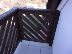 Původní dřevo balkonového zábradlí se vlivem povětrnostních podmínek  a nedostatečnou povrchovou úpravou začalo rozpadat