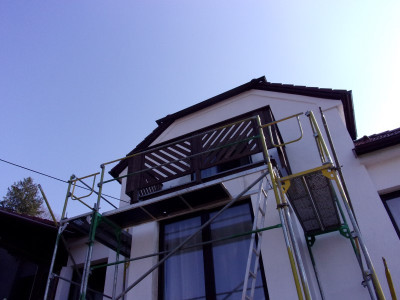 Výroba a montáž nového balkonového zábradlí z plotových sloupků