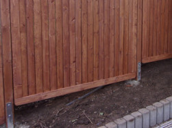 Detail kotvení plotových zástěn na kovové patky typu