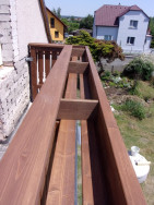 Součástí některých balkonů bývá i dřevěný truhlík pro převislé rostliny