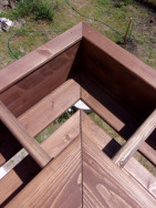 Řešení dřevěného truhlíku v rohu balkonu