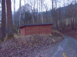 Chata postavena u cesty na neoplocený pozemek