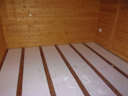 Polystyrenové desky byly položeny mezi přidané latě  a budou překryty dřevěnou podlahou
