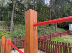 Kovové gymnastické tyče byly přišroubovány pomocí samořezných vrutů do dřeva do smrkových hranolů  o průřezu 9 x 9 cm