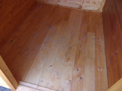 Přístřešek byl doplněn o dřevěnou podlahu