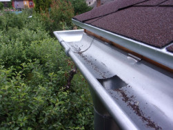 Zakončení střechy okapnicí se zinkmagneziovým povrchem