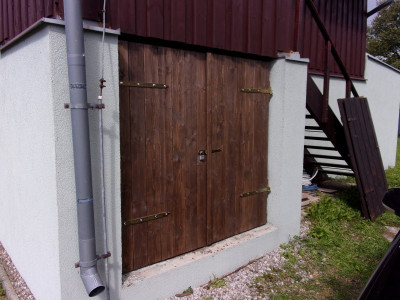 Výroba dvoukřídlích dřevěných dveří do dřevníku a dřevěné okenice