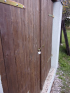 Nové dveře do dřevníku byly osazeny novým kováním - jednoduchými panty a petlicí