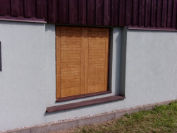 Okenice o rozměru 152 x 142 cm byla vyrobena ze smrkovích latí