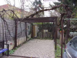 Původní, již dosluhující pergola, která bude odstraněna a nahrazena novou