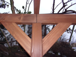 Pergola byla vyrobena z hranolů smrkového dřeva o průřezu 7 x 7 cm