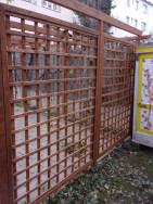 Zahradní pergola doplněna dvěma ozdobnými mřížemi s velikostí oka 10 x 10 cm