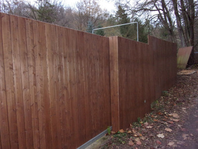 Montáž dlouhého dřevěného plotu a dřevěných vrat z plotových planěk