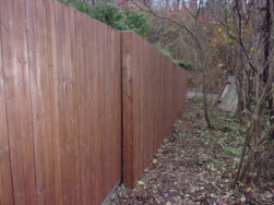 Pojezdové vrata vyplněna plotovou plaňkou 1,8 x 9,4 cm, délka 220 cm.