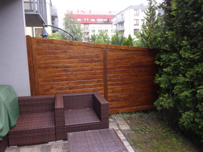 Výroba a instalace dřevěné dělící stěny k zajištění soukromí mezi sousedy