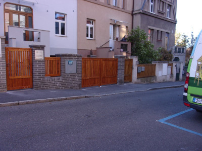 Realizace nového dřevěného plotu v anglickém stylu v Praze Dejvicích