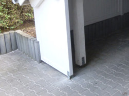 Konstrukce úložního prostoru kotvena do zámkové dlažby na podlahový úchyt