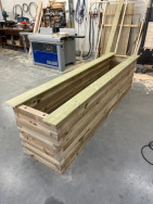 Záhon o rozměrech 70 x 250 cm byl vyroben na naší truhlárně. Zelený odstín dřeva je způsoben tlakovou impregnací.