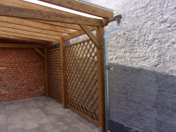 Pergola je v zadní části doplněna dvěma ozdobnými mřížemi Zuzana o rozměrech 180 x 180 cm