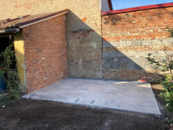 Původní prostor v rohu dvou zdí je ideální prostor pro stavbu pergoly