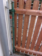 Pole plaňkového plotu kotveny na původní  kovové sloupky