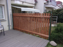 Montáž plaňkového plotu mezi sousedy