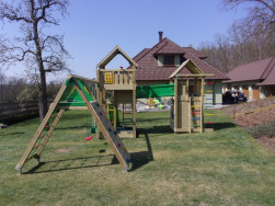 Dětská hřiště jsou vyráběna z tlakově impregnovaného, smrkového dřeva
