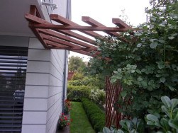 Pergola je bez zastřešení, má pouze horní ráhna po kterých se časem budou pnout rostliny