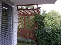 Pergola byla povrchově ošetřena impregnací a lazurovým nátěrem v odstínu teak