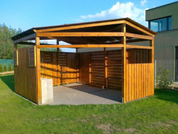 Pergola nepravidelného tvaru byla postavena na připravené betonové podestě