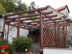 Pergola byla vyrobena ze smrkových hranolů a doplněna čtyřmi mřížemi Jana