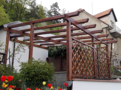 Montáž částečně zastřešené zahradní pergoly na vyvýšené terase