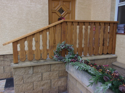 Dřevěné zábradlí z balkonových prken s ozdobným frézováním