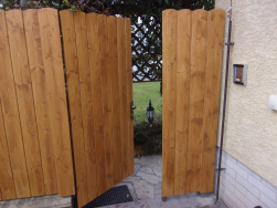 Na výrobu plotových dílů a vstupní branky bylo použito dokonale vysušené smrkové dřevo