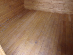 Podlaha domku byla vyrobena ze smrkových prken o síle 1,8 cm