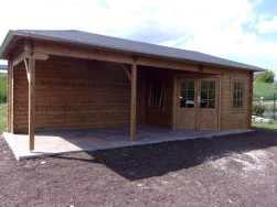 Zahradní chata Bertil byla montována na již připravené betonové desce s položenou  dlažbou