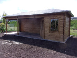 Zahradní chata Bertil má valbovou střechu o velikosti  35,5 m2