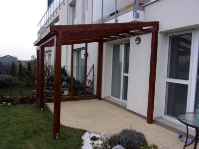 Výroba a montáž dřevěné pergoly s posuvnými dveřmi pro uzavření terasy