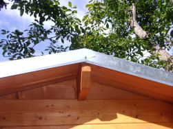 Boky střechy jsme zakončili štítovým lemováním z pozinkovaného plechu