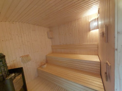 Dřevo z africké vrby má velmi nízkou vodivost tepla a proto pro vybavení sauny ideální materiál