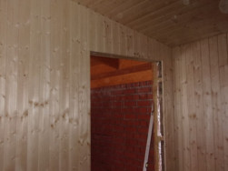 Stěny sauny byly obloženy smrkovými palubkami  14 x 96 mm