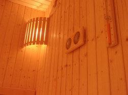 Vybavení vnitřku sauny teploměrem, saunovými měřidly a světlem